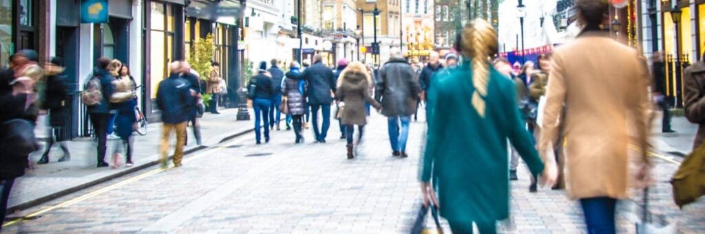 Consumer spending grows in August