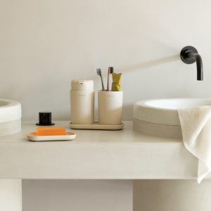 ReNew Bathroom Accessory set of 3 Soft Beige 8710755223402 Brabantia 300dpi 4480x6681px 6 NR 30697 Organised beauty